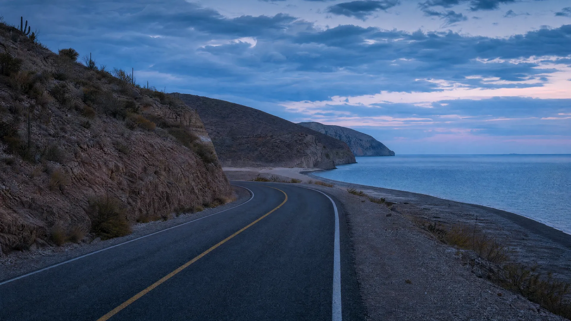 Carretera costera vacía en Baja California Sur al anochecer