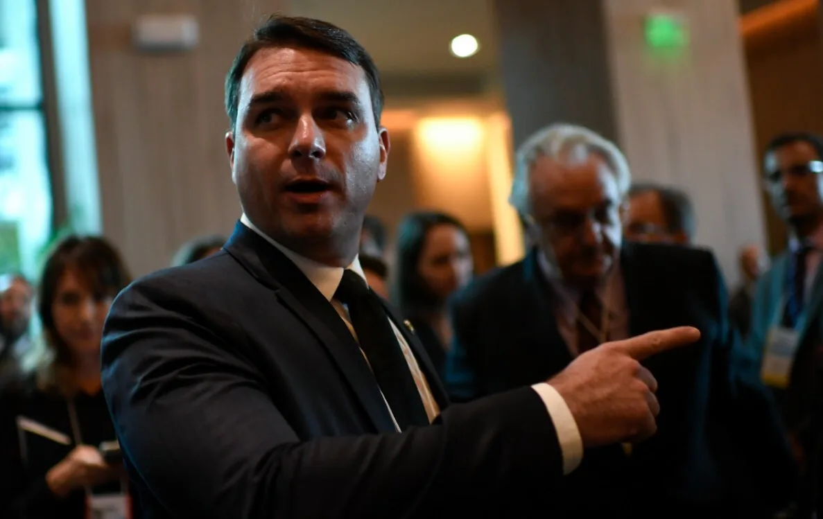 Flávio Bolsonaro denunció que la Justicia le ordenó entregar sus pasaportes